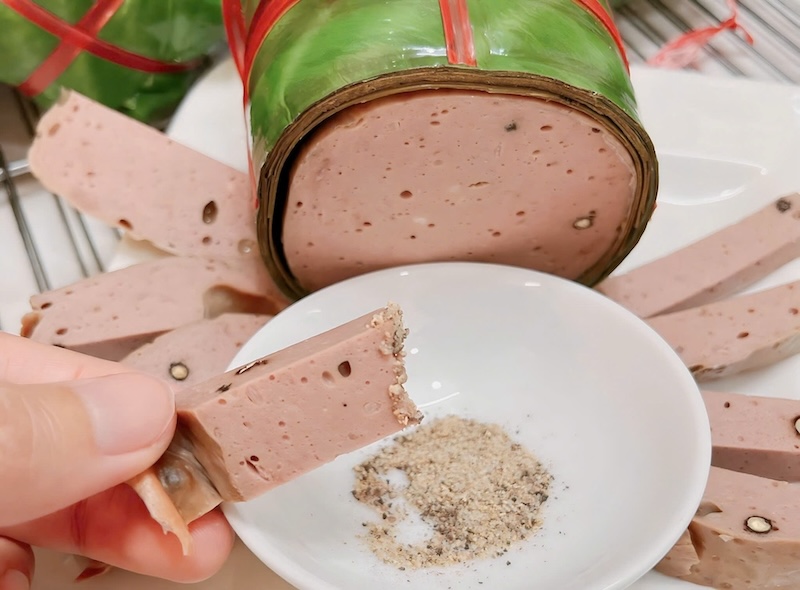 Chả bò khi cắt ra ăn trực tiếp cũng rất ngon